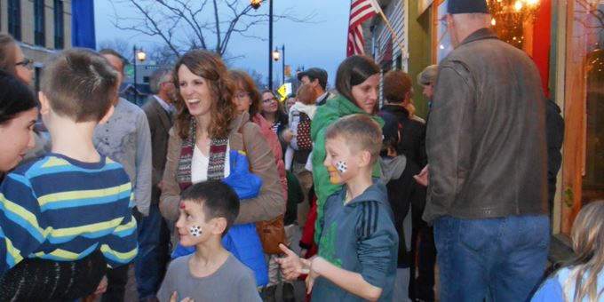 Enjoy a night out in downtown Oconomowoc to celebrate spring during the Downtown Oconomowoc Business Association&#39;s annual Spring Gallery Night in May.