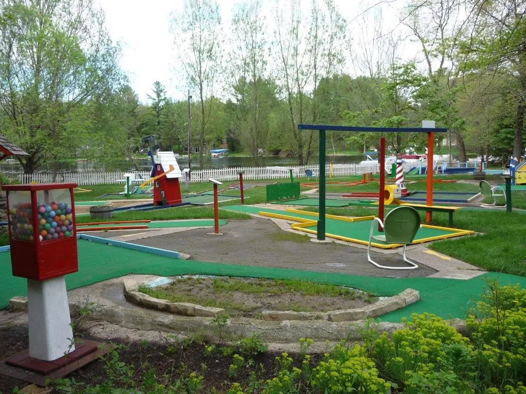 TOM WOOD(トムウッド) Mini Oval Cocktail Green Tom Thumb Miniature Golf | Travel Wisconsin