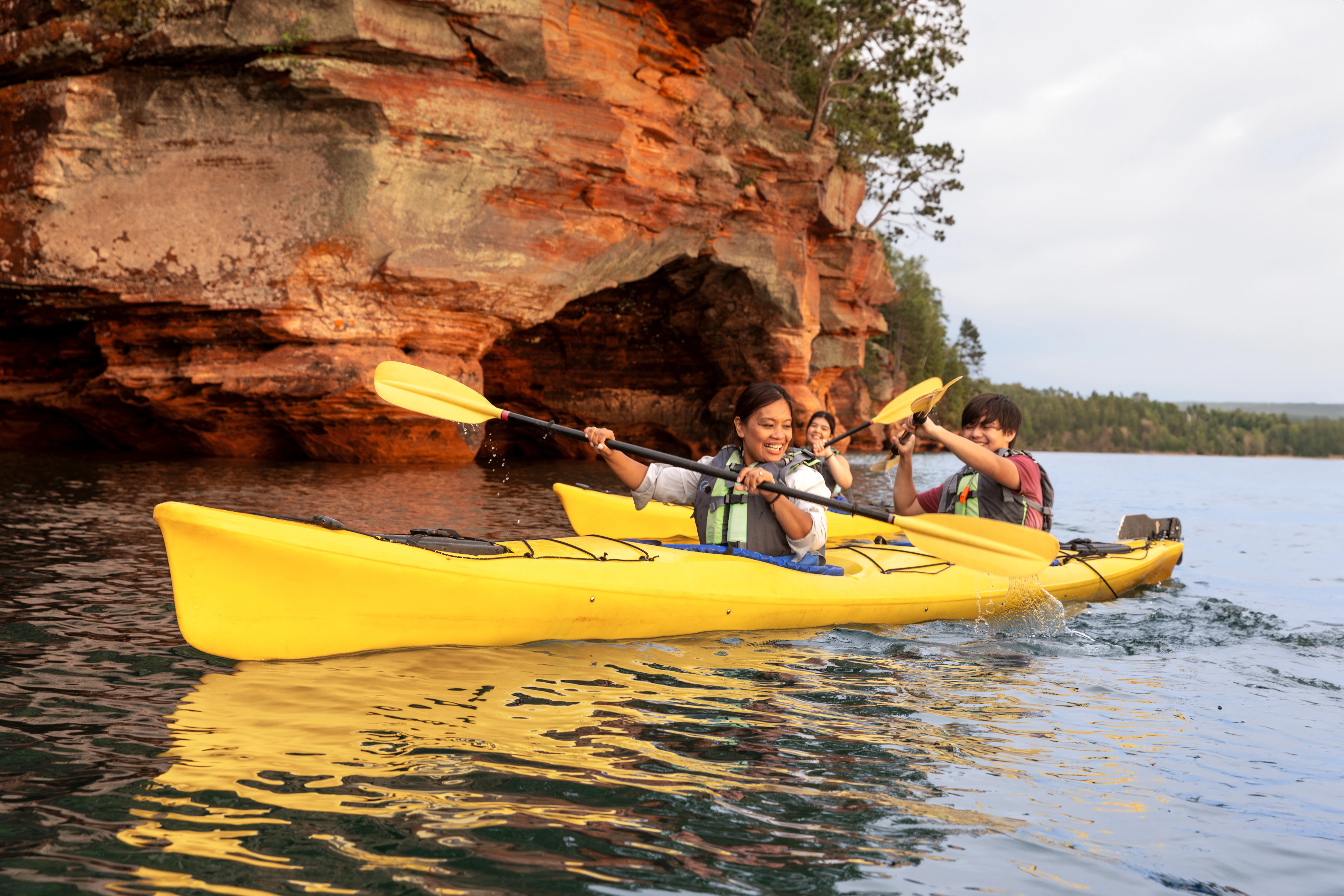 053 Family Splash Paddles While Kayaking At Sea Caves Apostle Islands