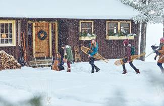 0d6e30c6-5b47-47ce-84e8-ce166752380e-083-family-play-with-dog-while-unpacking-at-the-coons-franklin-lodge-in-woodruff.