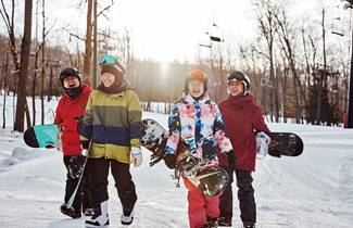 41daa06d-233b-498e-8b1f-2b49e329d363-061-friends-walk-with-snowboards-at-granite-peak-in-wausau