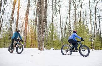 66d8660d-afd7-44c7-8726-8c8514f51cea-174-family-rides-fat-bikes-on-the-fern-ridge-trail-in-st-light-leak.