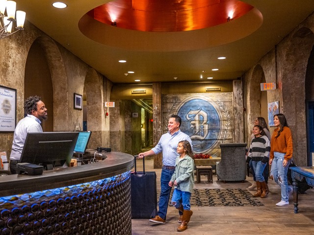 5 Spacious Wisconsin Accommodations Ideal for Large Groups