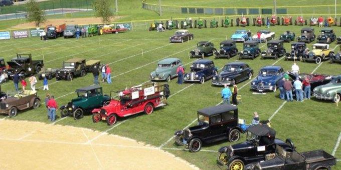Cars at Hill &amp; Valley Show