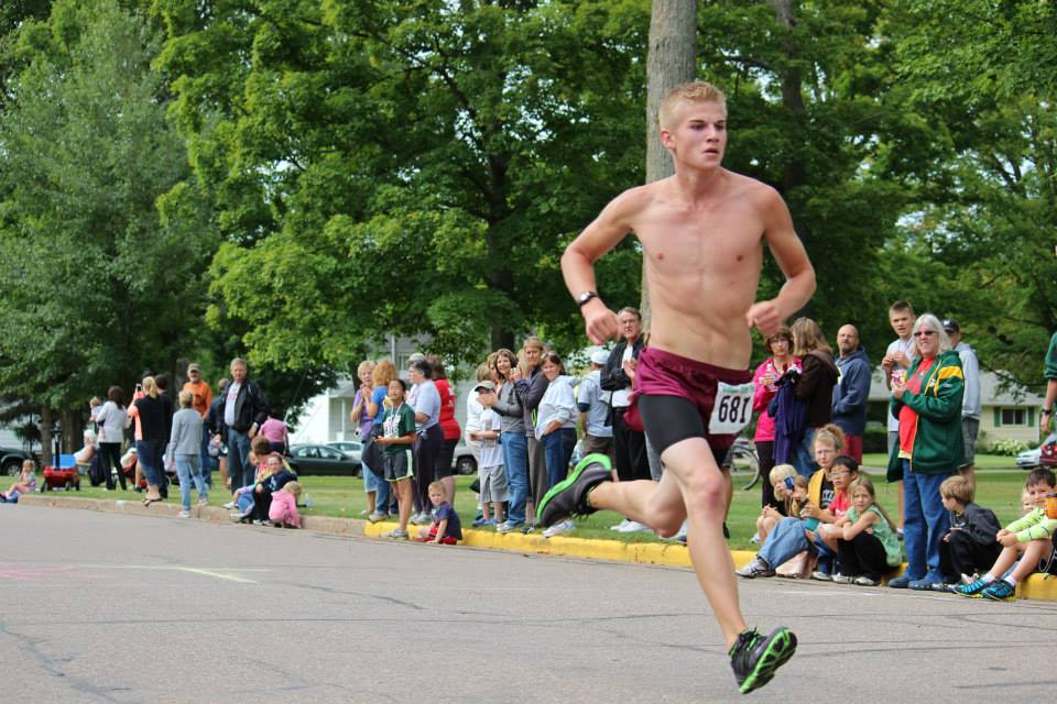 On the course a runner in full concentration.