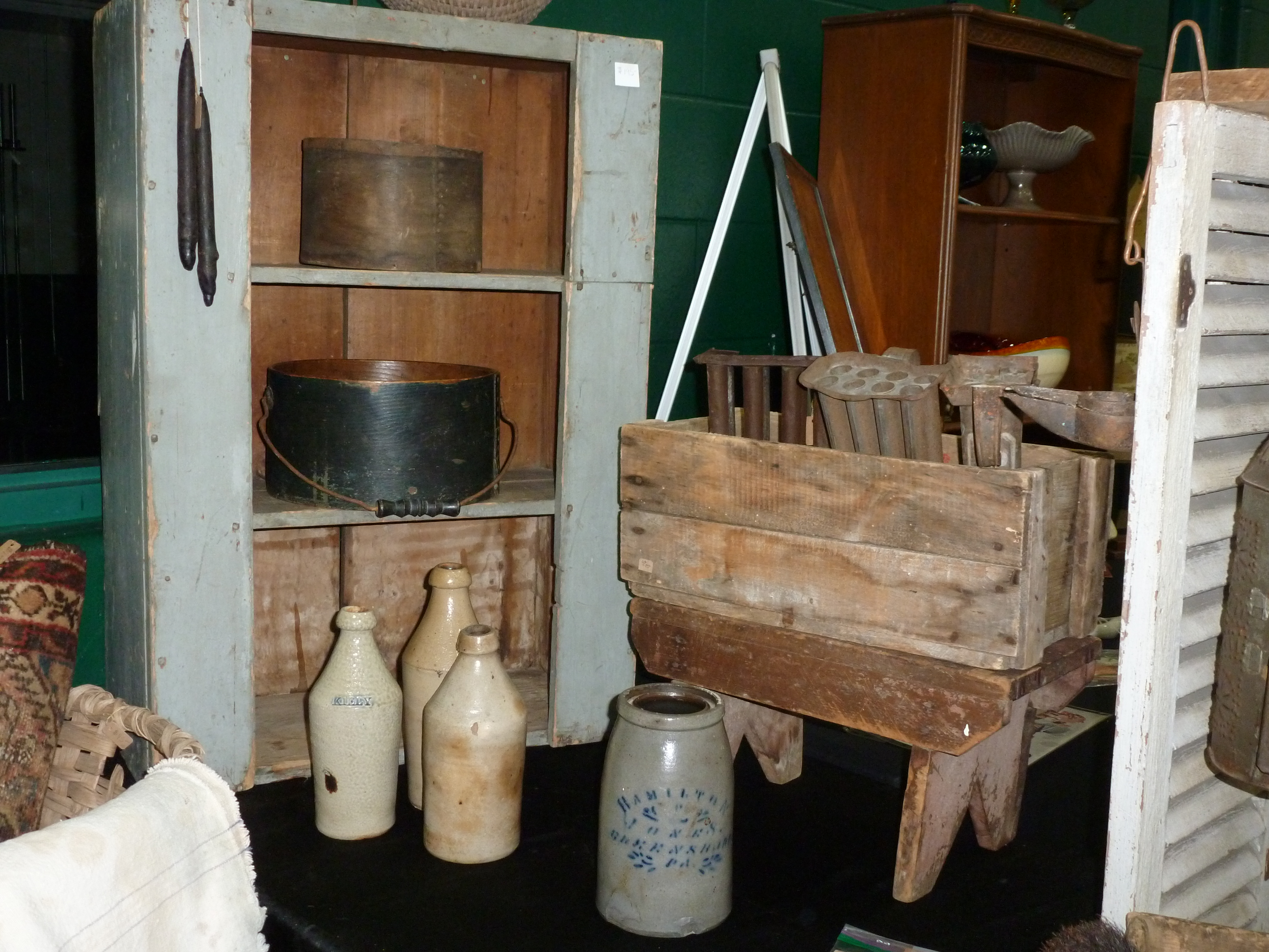 Primitives in a last years booth.