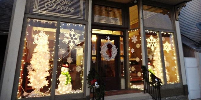 Evansville&#39;s annual Olde Fashioned Christmas inspires many downtown businesses in historic buildings to decorate for the holidays.