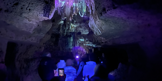 Black light Tour in cave