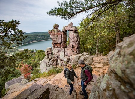 couple hiking loading=