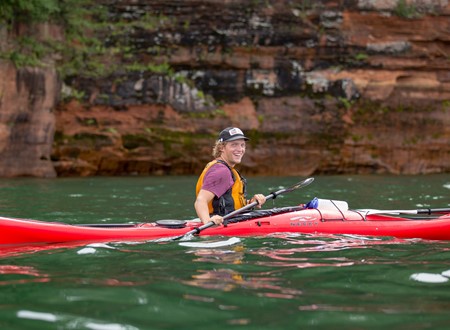 man kayaking loading=