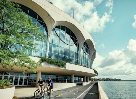 monona terrace and bikers loading=
