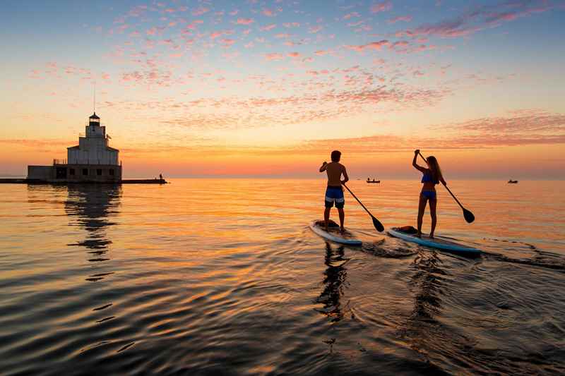 people paddleboard in manitowoc