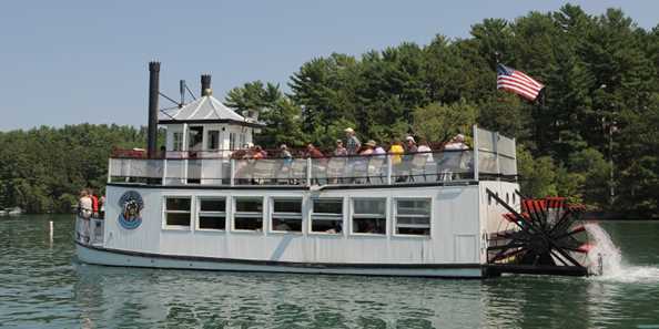 Chief Waupaca Tour Boat on the Chain O&#39; Lakes
