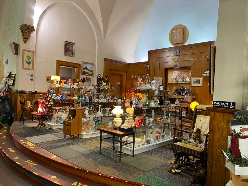 alter area of Manitowoc Antique Mall