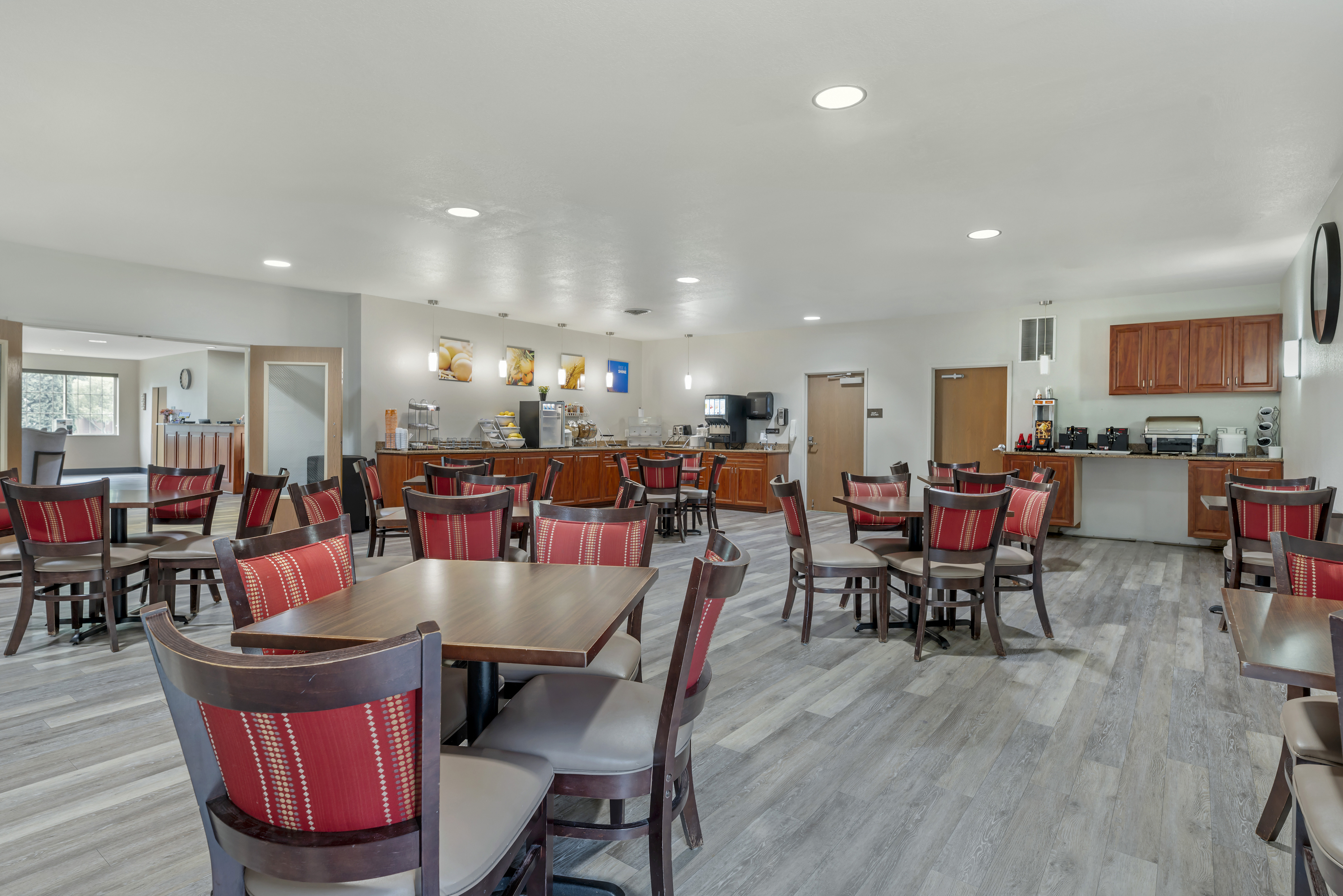 Breakfast room at Comfort Suites