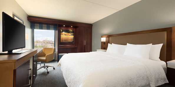 Enjoy our King room with a cozy Hampton bed&#174; and free WiFi.