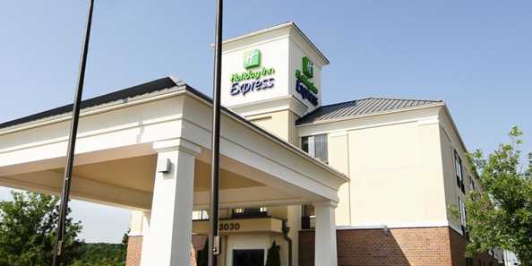 Welcome to the Holiday Inn Express &amp; Suites