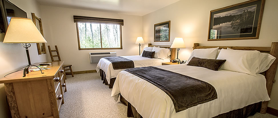 https://www.travelwisconsin.com/uploads/places/30/3058ebd1-879b-4aed-9bc4-90cbbedeaf37-the-lodge-bed.jpg