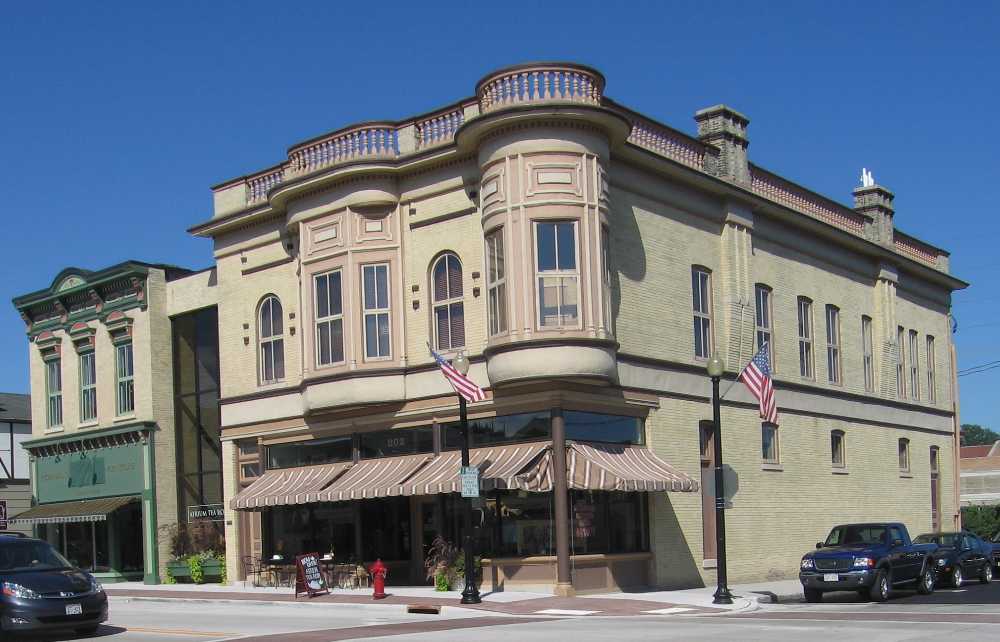 Richardson Building home of K Loraine Salon on Pine Street