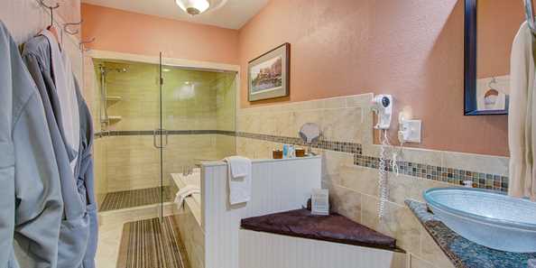 Madison Lakes Suite Bathroom