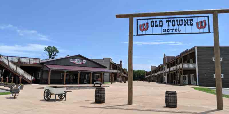 Main Entrance of Woodside Old Towne Hotel