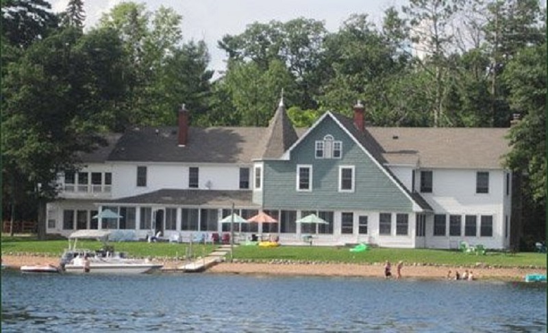 Vacation in one of our historic homes in the Hayward area...  the 'Old Chicago Club'