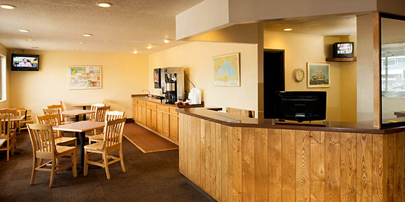 Lobby and breakfast area photo from Superiorinn.com
