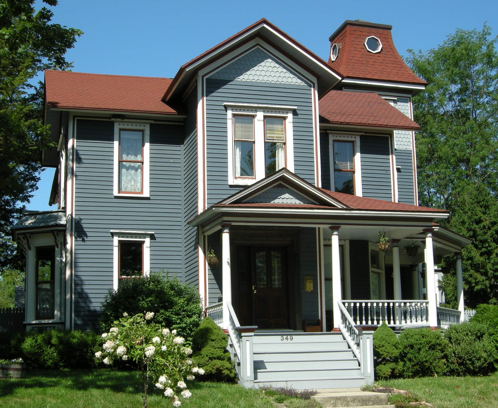 Evansville's beautiful historic homes and business buildings are largely within easy walking distance.