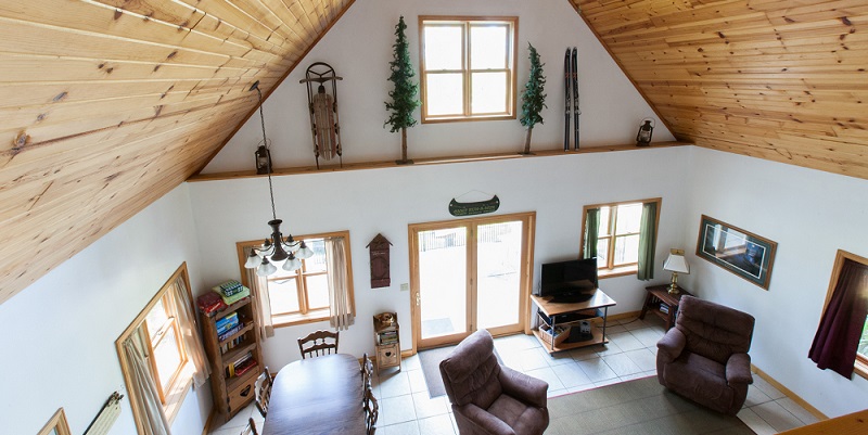 Open floor plan with dinning for 6.