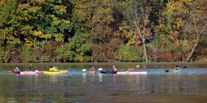 Lake Leota is a handy teaching site for the local school&#39;s kayaking class!