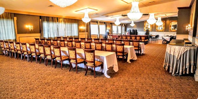 We have large and small venues for banquets, presentations, and all your profesional needs.