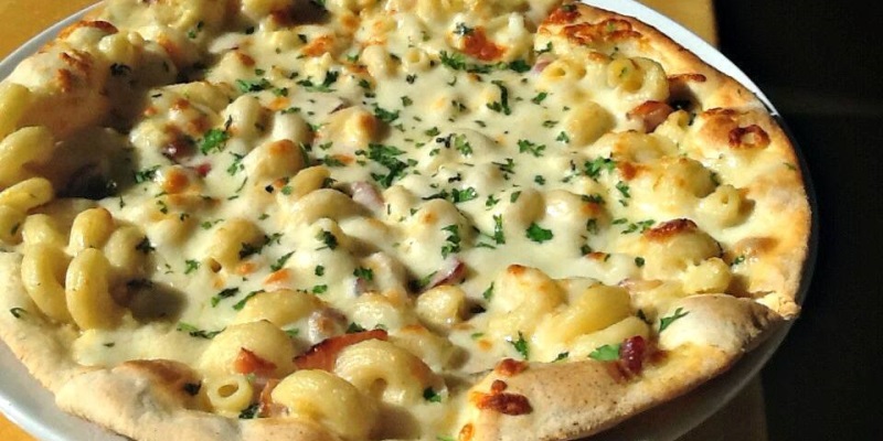 Fratello's bacon macaroni &amp; cheese pizza