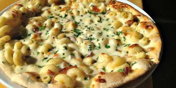 Fratello&#39;s bacon macaroni &amp; cheese pizza