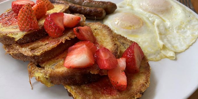 french toast with strawberries and eggs