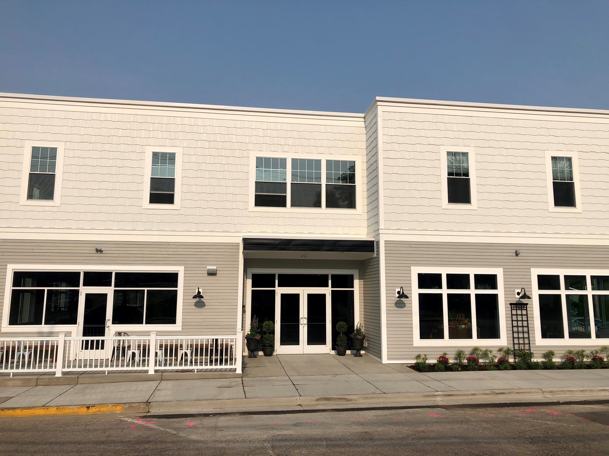 Entrance to Clearwater Salon and The Green Grocer.