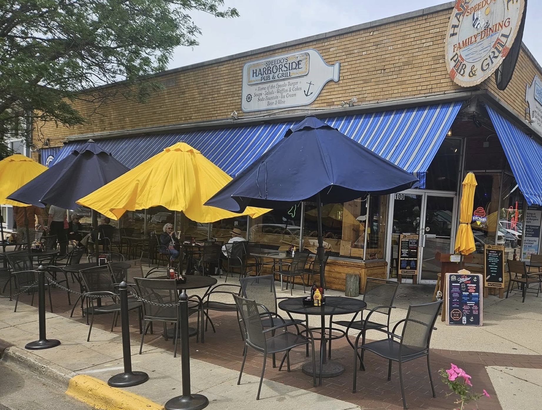 Sidewalk seating at Speedo's Harborside